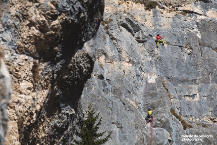 Via Freerider: storie di ordinaria scalata in Valnuvola - Thomas Ballerin sul secondo tiro di Freerider