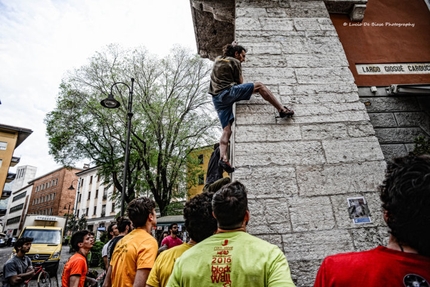 Block and Wall, Trento, Boulder, arrampicata - Durante la quinta edizione di Block and Wall, la classica gara di urban boulder a Trento