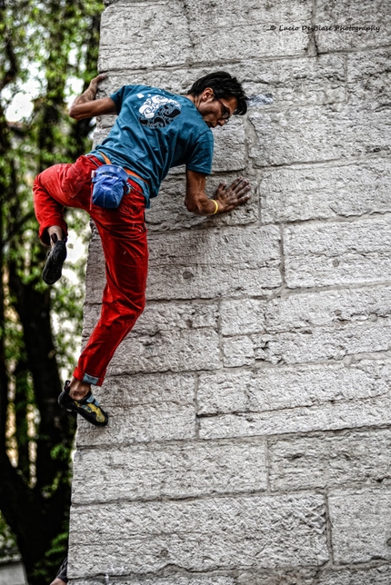 Block and Wall, Trento, Boulder, arrampicata - Durante la quinta edizione di Block and Wall, la classica gara di urban boulder a Trento