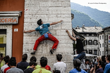 Block and Wall, Trento, Boulder, arrampicata - Giulio Bertola durante la quinta edizione di Block and Wall, la classica gara di urban boulder a Trento