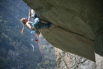 Caroline Ciavaldini, Cadarese, trad climbing - Caroline Ciavaldini repeating Turkey Crack, Cadarese, Italy