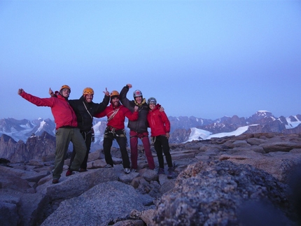 Baffin Island - The whole team on top of the South Tower of Mt. Asgard. From left to right: Stéphane Hanssens, Nicolas Favresse, Sean Villanueva, Oliver Favresse and Silvia Vidal.
