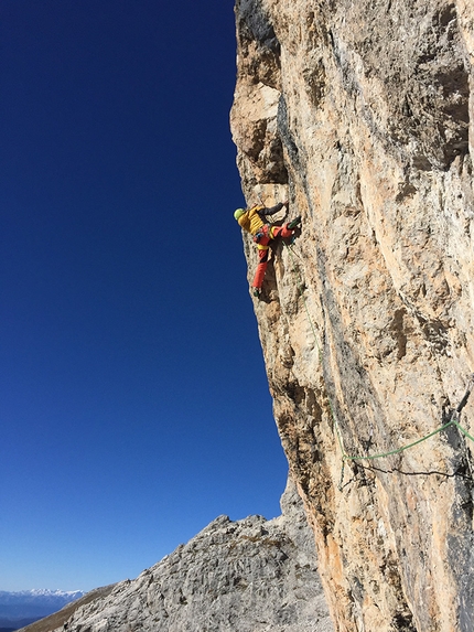 Traverso al Cielo, Peitlerkofel, Dolomites, climbing - During the first ascent of 'Traverso al Cielo', Peitlerkofel, Dolomites (7b, 280m, Christoph Hainz, Simon Kehrer 11/2015)
