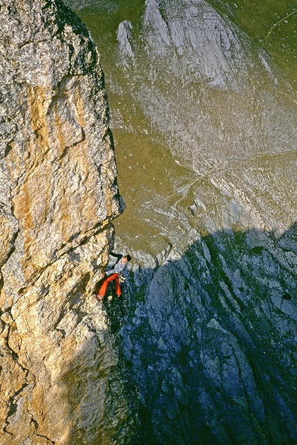 L'antisociale e l'arrampicata - Maurizio Oviglia in solitaria sulla Torre Castello (Val Maira) nel 1983. 