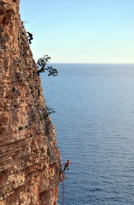  Pedra Longa, Agugliastra, Sardinia, Cromosomi Corsari, climbing, Maurizio Oviglia - Climbing the route 'Cromosomi Corsari', Pedra Longa, Baunei, Sardinia