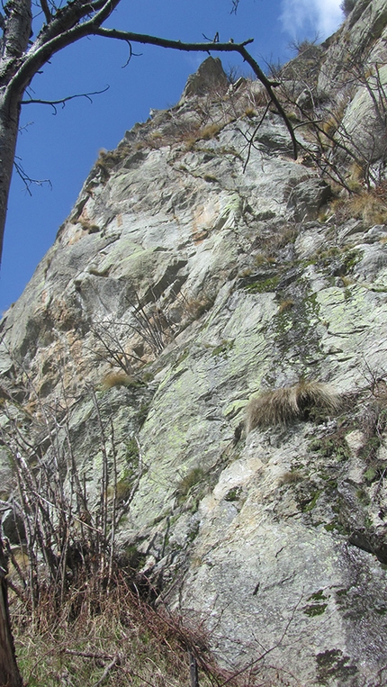 Parete del Silenzio, Valle del Lys, Valle di Gressoney, arrampicata - Carlito's Way: tiro 3 dalla seconda sosta