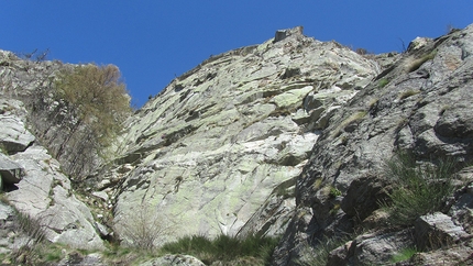 Parete del Silenzio, Valle del Lys, Valle di Gressoney, arrampicata - Via Carlo davanti, dietro tutti quanti: la porzione della parete dove sale la via
