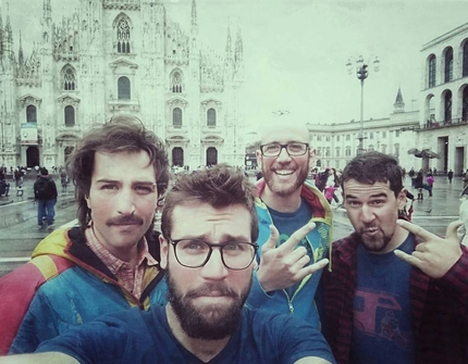 Leonardo Comelli - Zeno Cecon, Leonardo Comelli, Carlo Cosi ed Enrico Mosetti a Milano, dopo aver ottenuto i visti per il Pakistan