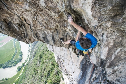 Rolando Larcher, Monte Cimo, Scoglio dei Ciclopi, arrampicata - Luca Giupponi sul quarto tiro di Horror Vacui, Monte Cimo (Val d'Adige)