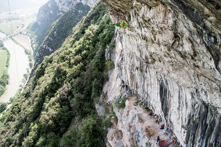 Rolando Larcher, Monte Cimo, Scoglio dei Ciclopi, climbing - Rolando Larcher climbing pitch 1 of Horror Vacui, Monte Cimo (Val d'Adige)