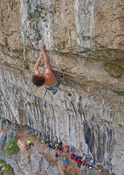 Rolando Larcher, Monte Cimo, Scoglio dei Ciclopi, climbing - Adam Ondra onsighting the first pitch of Horror Vacui, Monte Cimo (Val d'Adige)
