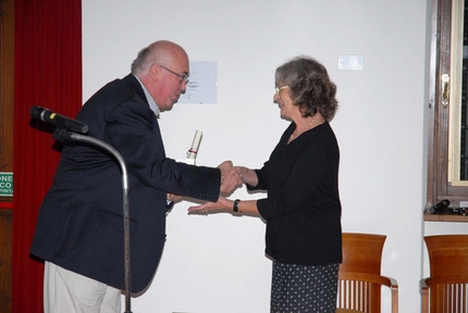 Leggimontagna 2009 - Il Commissario della CM Valcanale, Gianni Verona, premia Anna Lauwaert