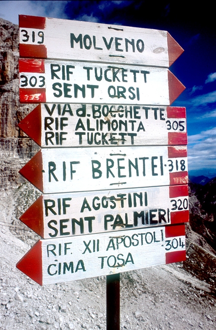 Dolomiti di Brenta, Trentino - Cartelli per rifugi e sentieri nelle Dolomiti di Brenta