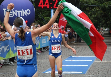 Campionati Europei di corsa in montagna, Arco - La gioia di Alice Gaggi e Sara Bottarelli all'arrivo