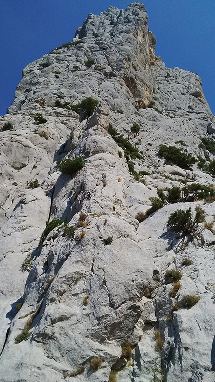 Punta Cusidore, Sardegna - Il pilastro principale dello spigolo visto dall'attacco.