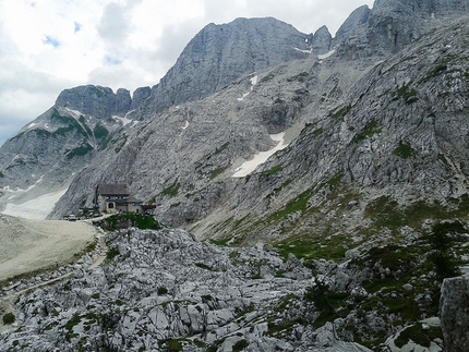 Bila Pec, boulder, Sella Nevea, Alpi Giulie, Friuli - Il Rifugio Gilberti, parte dell’area blocchi e sullo sfondo il Monte Forato
