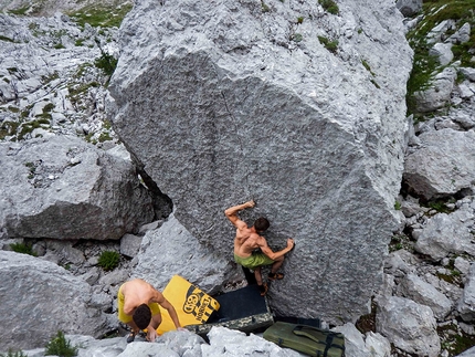 Bila Pec, boulder, Sella Nevea, Alpi Giulie, Friuli - Alberto Dal Maso sui boulder di Bila Pec