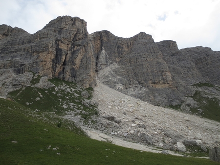 Mondeval, Lastoni di Formin, Dolomiti, alpinismo - La frana tra il Terzo e Quarto Bastione di Mondeval nel gruppo dei Lastoni di Formin, Dolomiti.
