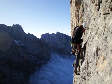 Naranjo de Bulnes - Pedro Nogueira rapelling after the first two days of work.