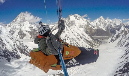 Antoine Girard e il volo in parapendio sopra il Broad Peak nel Karakorum