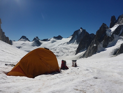 High pressure over Mont Blanc, Giovanni Zaccaria, Alice Lazzaro - High pressure at base camp