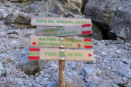 Tofana di Rozes, Scala del Minighel, Dolomites - Signposts along the walk