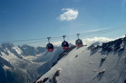 Mont Blanc cable car, trapped passengers safe
