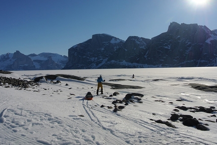 Isola di Baffin, Canada, Nicolas Favresse, Sean Villanueva, Matteo Della Bordella, Matteo De Zaiacomo, Luca Schiera - Avvicinamento con gli sci