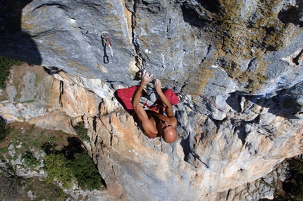Alessandro Jolly Lamberti - Alessandro Jolly Lamberti making the first ascent of La Morte 8c at Pietrasecca