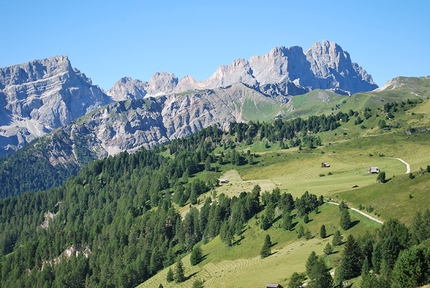 Giro del Sas de Putia, Dolomiti - Sas de Putia: a vista da Passo Göma verso la Val Badia e Val Gardena