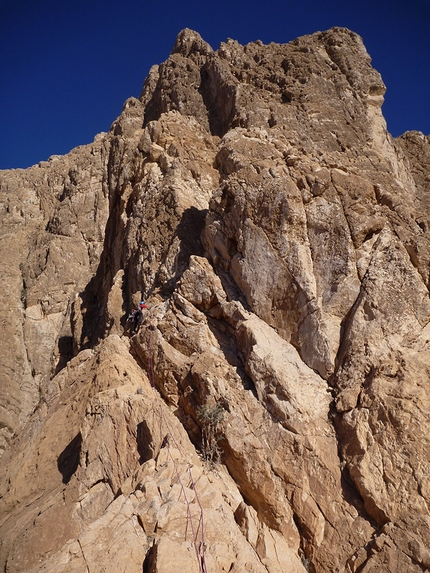 Un errore di calcolo… 2011, storia di una incredibile nuova via di arrampicata in Oman