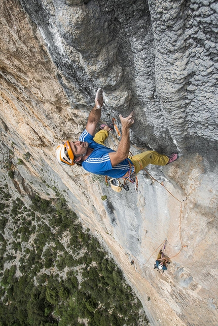 Alexander Huber, Onda Azzurra, Monte Donneneittu, Sardinia - Alexander Huber climbing his 'Onda Azzurra' (8a+, 240m, 2016), Monte Donneneittu, Sardinia