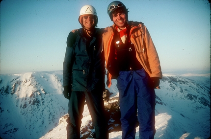 Victor Saunders, Mick Fowler - Victor Saunders (sx) e Mick Fowler in cima a Creagh Meaghaidh in Scozia dopo la prima salita di Fly Direct nel 1983
