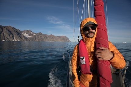 Mythic Circle, Groenlandia, arrampicata - Paolo Marazzi in barca a vela verso la nella Mythic Circle, Groenlandia