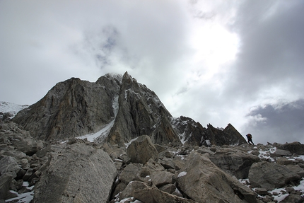 Sichuan, China, alpinism, Tito Arosio, Peter Linney, James Moneypenny, Tom Nichols, Robert Partridge, Heather Swift, Luca Vallata - Tom Nichols approaches Hutsa, with the ice line that James Moneypenny & Peter Linney climbed coming into view