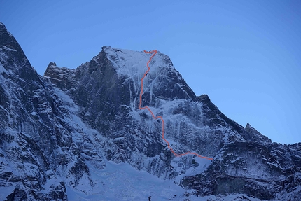 Pizzo Badile, Amore di Vetro, Marcel Schenk, Simon Gietl - The route line of 'Amore di Vetro' (800m, M5, R), Pizzo Badile, first climbed on 16/11/2016 by Marcel Schenk and Simon Gietl