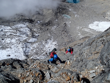 Nepal, Oriol Baró, Roger Cararach, Santi Padrós - 'Pilar Dudh Khunda', Monte Karyolung (6511m): salendo lo zoccolo iniziale