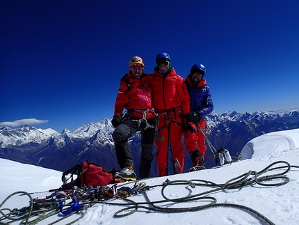 Nepal, Oriol Baró, Roger Cararach, Santi Padrós - Oriol Baró, Roger Cararach, Santi Padrós in cima a 'Pilar Dudh Khunda', Monte Karyolung (6511m) 