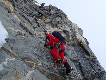 Nepal, Oriol Baró, Roger Cararach, Santi Padrós - 'Pilar Dudh Khunda', Monte Karyolung (6511m): superando arrampicata di misto durante il secondo giorno