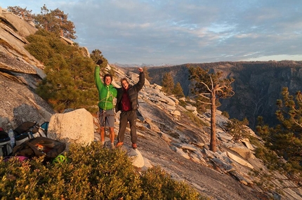 Sébastien Berthe, Heart Route, El Capitan, Yosemite - Simon Castagne e Sébastien Berthe festeggiano in cima a El Capitan dopo la seconda salita in libera di Heart Route.