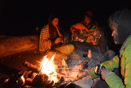Alpinismo vagabondo, Patagonia, Giovanni Zaccaria, Alice Lazzaro - Alpinismo vagabondo: giorno 2 - attorno al fuoco con lui siedono e suonano Lucas ed Hector