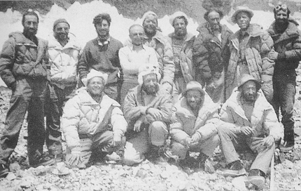 Spedizione italiana al K2 del 1954 - Ugo Angelino (2° in piedi da sinistra) nella foto della spedizione italiana al K2 del 1954