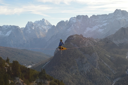 Highline, slackline, Marco Milanese - Marco Milanese in perfetto equilibrio su una highline nelle Dolomiti