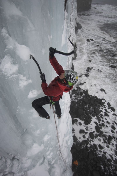 Iceland ice climbing expedition 2007 - Ines Papert sopra l'oceano...