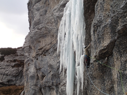 La Bruixa, nuova cascata di ghiaccio in Val Zemola, Dolomiti