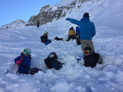 Progetto Icaro 2017 - Durante la prima tappa del Progetto Icaro il 29/12/2016 ad Alagna, per sensibilizzare i giovani sull’attività dello sci freeride fuori pista e sulla sicurezza in montagna.