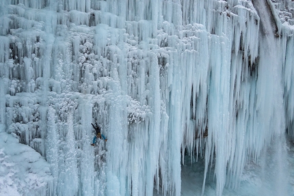 Peričnik, Slovenia, Triglav, Aleš Česen - Jonathan Merritt sale la cascata di ghiaccio Slap Peričnik nel Parco nazionale del Triglav, Slovenia, gennaio 2016