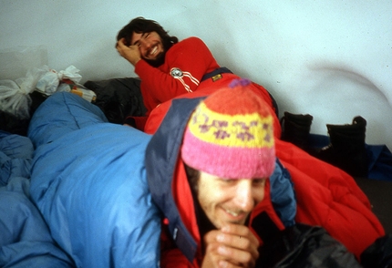 Cerro Murallon, Patagonia - Carlo Aldè e Paolo Vitali nella truna di neve, durantala storica prima salita del Cerro Murallon in Patagonia, effettuata nel 1984 insieme a Casimiro Ferrari