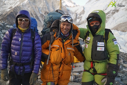 Everest, winter, Alex Txikon, Himalaya - Ready for the summit bid: the Spanish expedition led by Alex Txikon attempting to climb Everest in winter without supplementary oxygen