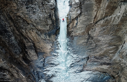 Merry Christmas, straordinaria cascata di ghiaccio salita nel canyon Linzhou Taihang in Cina